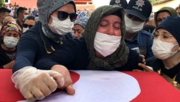 Şehit annesinden y&uuml;rek burkan veda