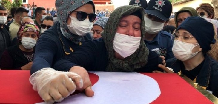 Şehit annesinden y&uuml;rek burkan veda